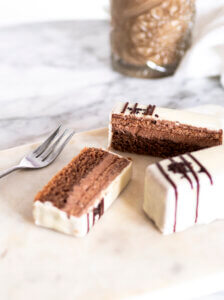 Elonen Cafe Latte Leivos - leivoksessa mokkapohja, mokkakreemi ja vaalea kuorrute.