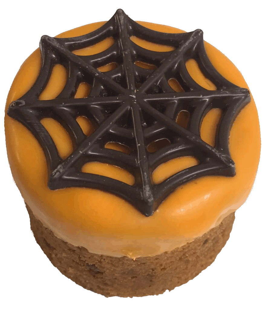 Halloweenleivos hämähäkin seitillä ja oranssilla kuorrutteella.