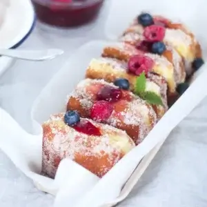 Munkit marjatäytteellä.