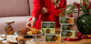 Nainen nauttii Elosen Momma -pipareista ja jouluisista herkuista kotisohvalla.