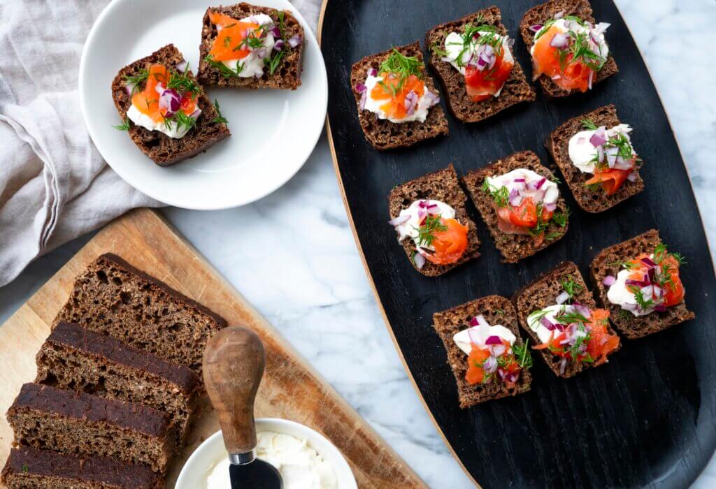 Saaristolaisleipä lohitäytteellä.