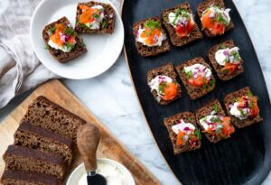 Saaristolaisleipä lohitäytteellä.