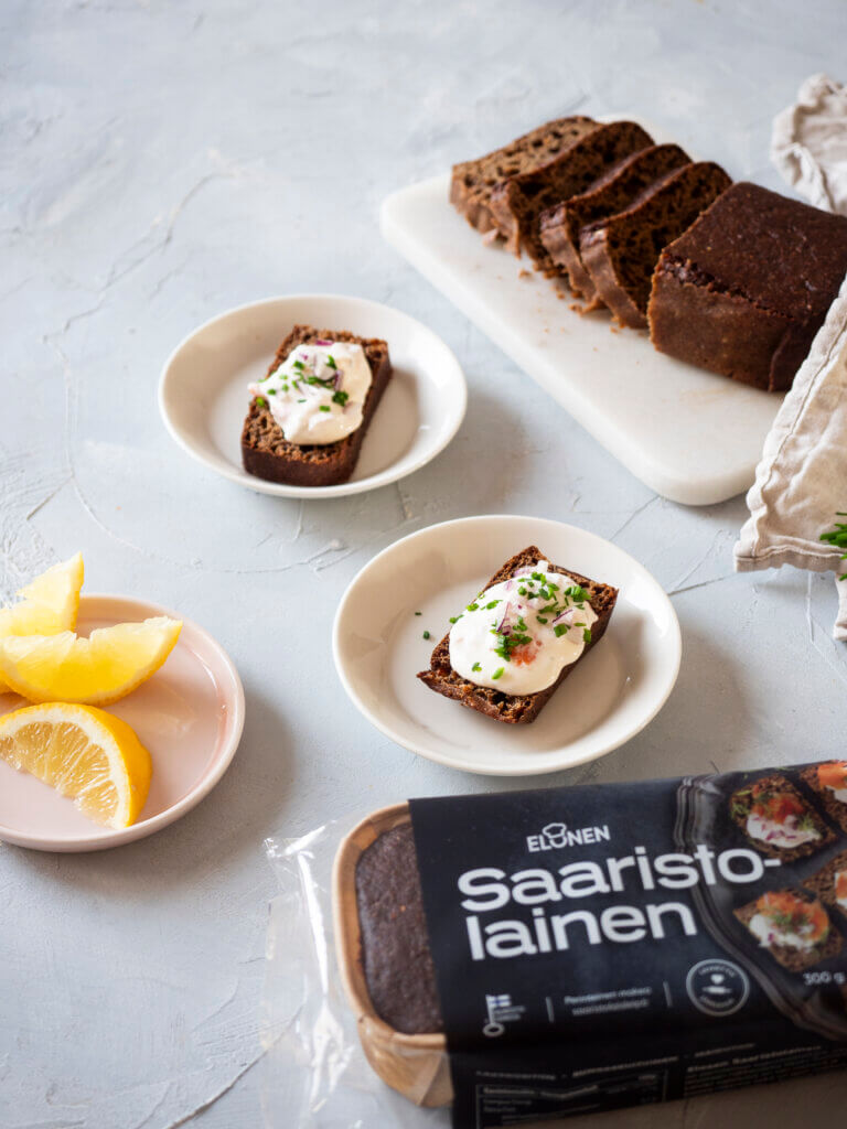 Kylmsavulohimousse ja saaristolaisleipä.