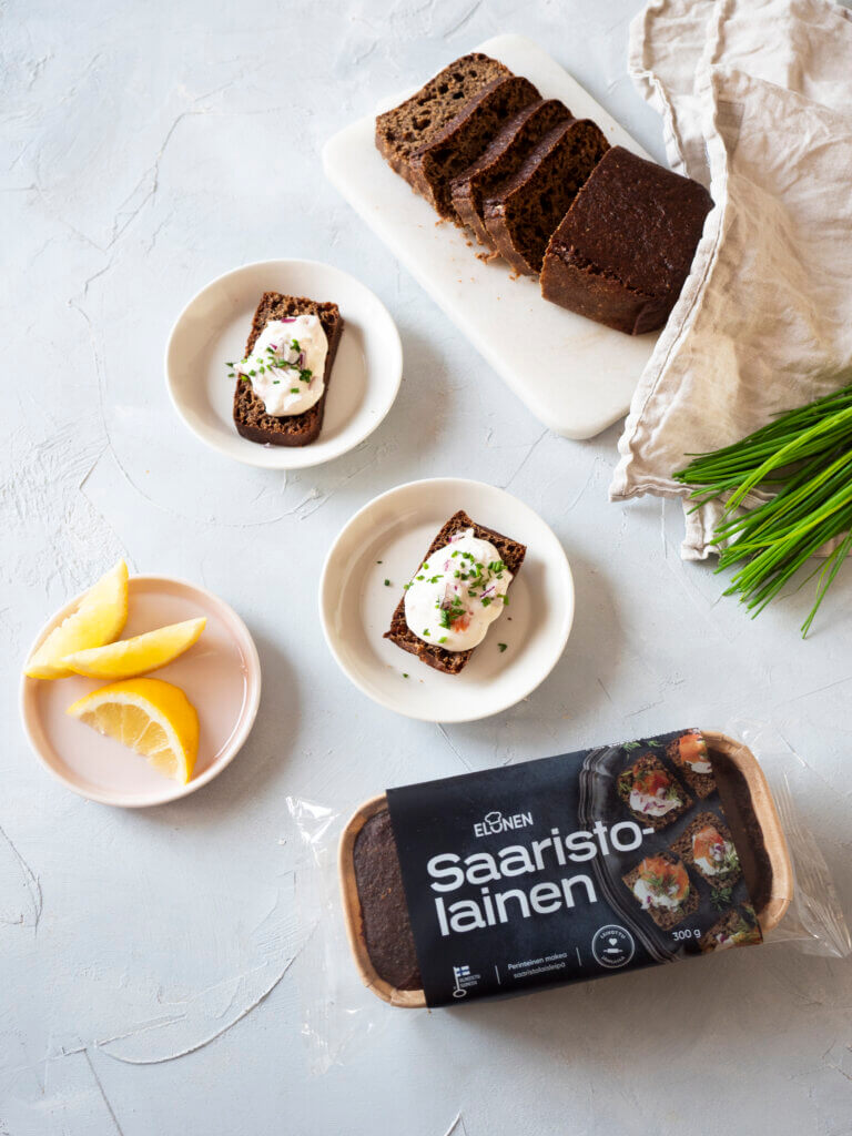 Saaristolaisleipä lohimousse täytteellä.